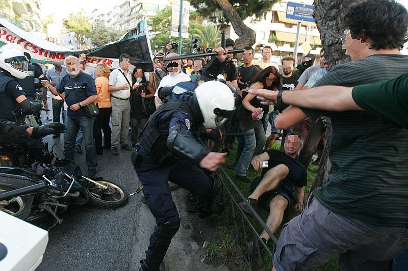 greek_police_attacks_solidaridy_to_gaza_protest_00046